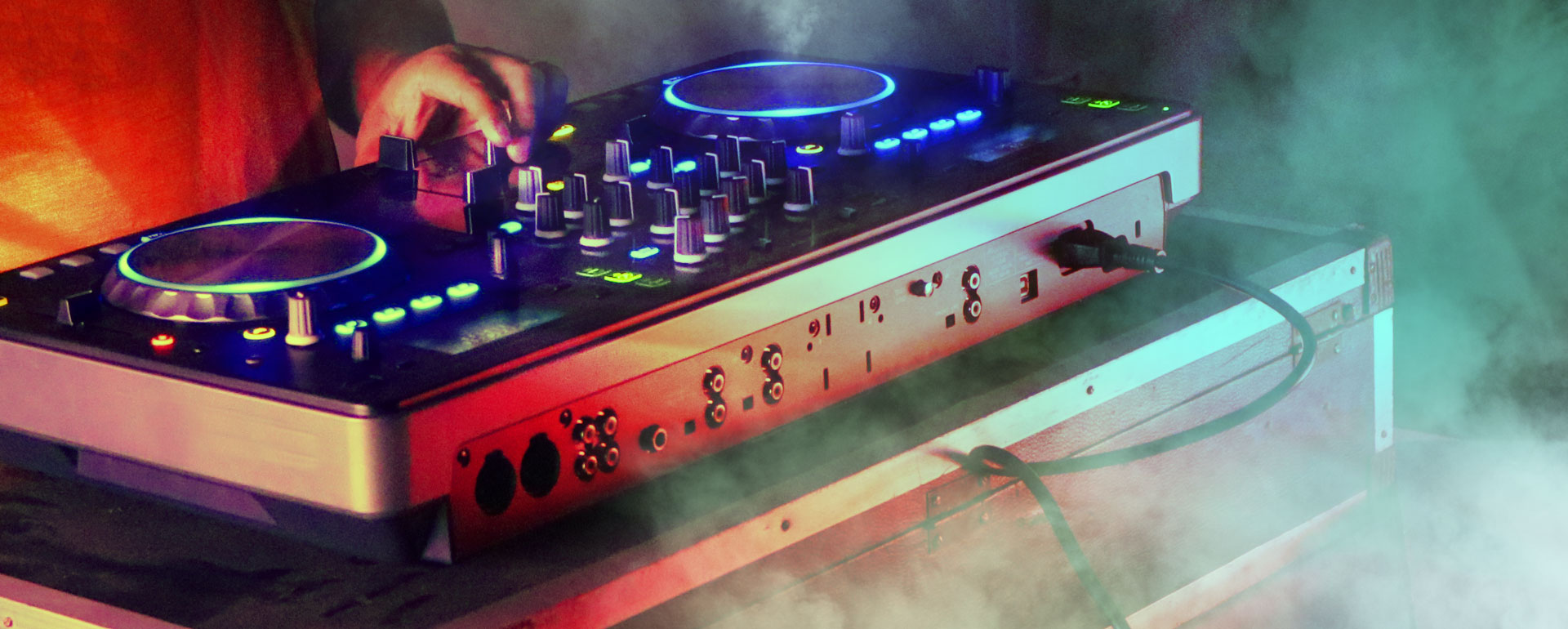 DJ en lichtsfeer op evenement